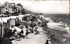 CPA St Aubin sur Mer La Plage a l'Heure du Bain et les Villas 