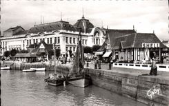 CPA Trouville Deauville Calvados Le Casino et les Barques de Peche 