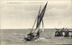CPA Oustreham Calvados La Sortie d'un Bateau de Peche 