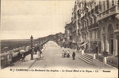 CPA Cabourg Le Boulevard des Anglais Le Grand Hotel et la Digue 