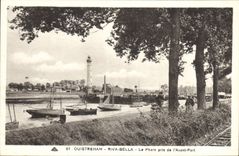 CPA Ouistreham Riva Bella Le Phare pris de l'Avant Port 