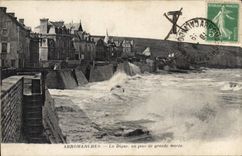 CPA Arromanches La digue un jour de grande maree 