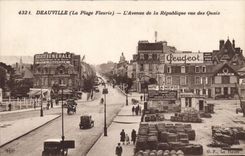 CPA Deauville la plage Fleurie l'Avenue de la republique vue des Quais 