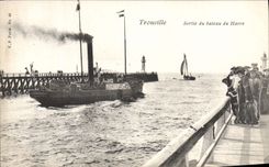 CPA Trouville sortie du bateau du Havre 
