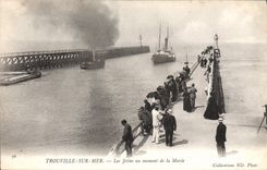 CPA Trouville sur Mer les Jetee au moment de la Maree 