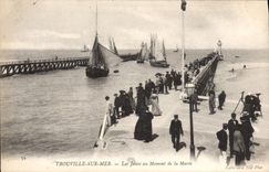 CPA Trouville sur Mer les Jetee au moment de la Maree 