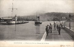 CPA Honfleur l'entree du port au moment de la Maree 