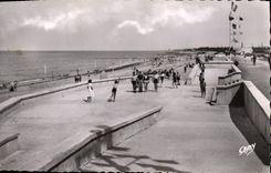 CPA Courseulles sur Mer Calvados la plage et la Digue 