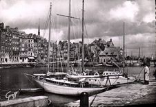 CPSM En Normandie Honfleur Calvados le vieux Bassin la Lieutenance le quai Sainte Catherine 