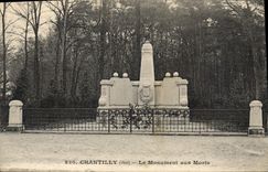 CPA Chantilly Oise Le Monument aux Morts 