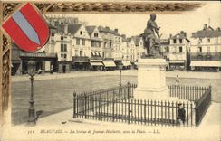 CPA Beauvais La Statue de Jeanne Hachette avec La Place 