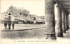 CPA Beauvais La Place de l'Hotel de Ville avec Trois Piliers 