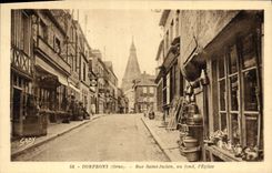 CPA Domfront Orne Rue Saint Julien au fond l'Eglise 