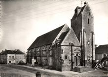 CPSM Saint Mard de Reno L'Eglise et le Monument aux Morts 