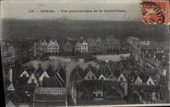 CPA Arras Vue panoramique de la Grand Place 