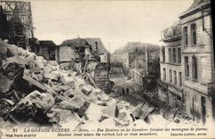 CPA La Grande Guerre Arras Rue Maulens où les decombres forment des montagnes de pierres 