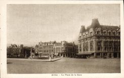 CPA Arras la place de la Gare 