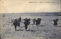 CPA Berck Plage retour de Pecheuses de Crevettes 