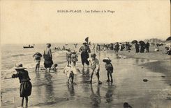 CPA Berck Plage les Enfants à la plage 