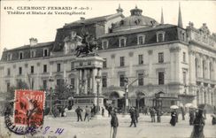 CPA Clermont Ferrand P de D Theatre et statue de Vercingetorix 