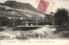 CPA La Bourboule le Chemin des Cascades la Passerelle sur la Dordogne 