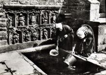 CPSM Scenes et Types Bretons femmes à La Fontaine De Saint Thivisiau 