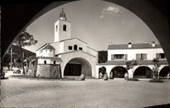 CPSM Calanques des Issambres Var La place du village provencal et la Chapelle ND des Issambres 