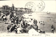 CPA Dieppe la plage a l'Heure du Bain 