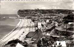 CPA Fecamp Seine MMe vue generale de la plage au Fond les Jetees et l'entree du port 