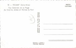 CPA Fecamp Seine MMe vue generale de la plage au Fond les Jetees et l'entree du port