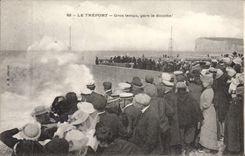 CPA Le Treport Gros temps gare la douche 