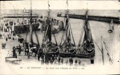 CPA Le Treport le Quai vers l'entree du port 