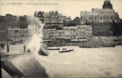 CPA Le Treport Un Coin du Port par gros temps 