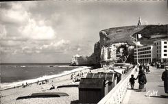 CPA Etretat Seine Mme La Plage 