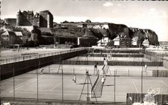 CPA Dieppe Seine Mme Les tennis au fond le chateau 