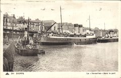 CPA Dieppe Le Versailles dans le port 