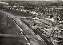 CPSM France vue du Ciel Dieppe S Inf Le Front de Mer au fond les Falaises de Puys 
