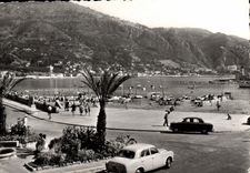 CPA Menton A M La plage Au fond Garavan et la Frontiere 
