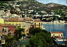 CPA Reflets de la Cote d'Azur Villefranche A Mmes Vue sur la Vieille Ville la rue du Marché l'Hotel 