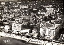 CPA En Cote d'Azur Cannes Alpes Martitimes Vue aerienne sur la Croisette la Plage les Bars et les Ho