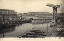 CPA Port militaire de Brest vue prise du pont National 