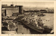 CPA Brest contre torpilleurs dans la Penfeld au fond l'Escadre en rade 