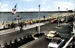 CPA La Cote d'Amour La Baule L Atl La plus belle Plage d'Europe La Plage et le nouveau Boulevard cit