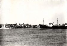 CPSM Coueron Loire Atlantique le cargo et le bac du Pellerin bateau
