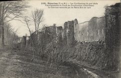 CPA Provins S et M les Fortifications du XIII siecle vue d'ensemble du Fosse des Fortification Cote 