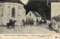CPA Piece de 75 traversant le village de Chauconin 