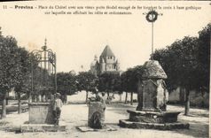 CPA Provins Place du Chatel avec son vieux puit féodal croix bas gothique