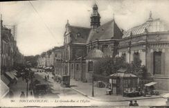 CPA Fontainebleau La grande rue et l'Eglise rue animée