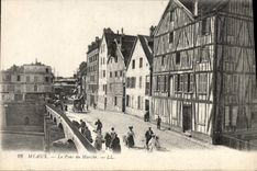 CPA Meaux Le Pont du Marche promeneurs