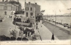 CPA Les Sables d'Olonne La Place du Palais de Justice et la Plage